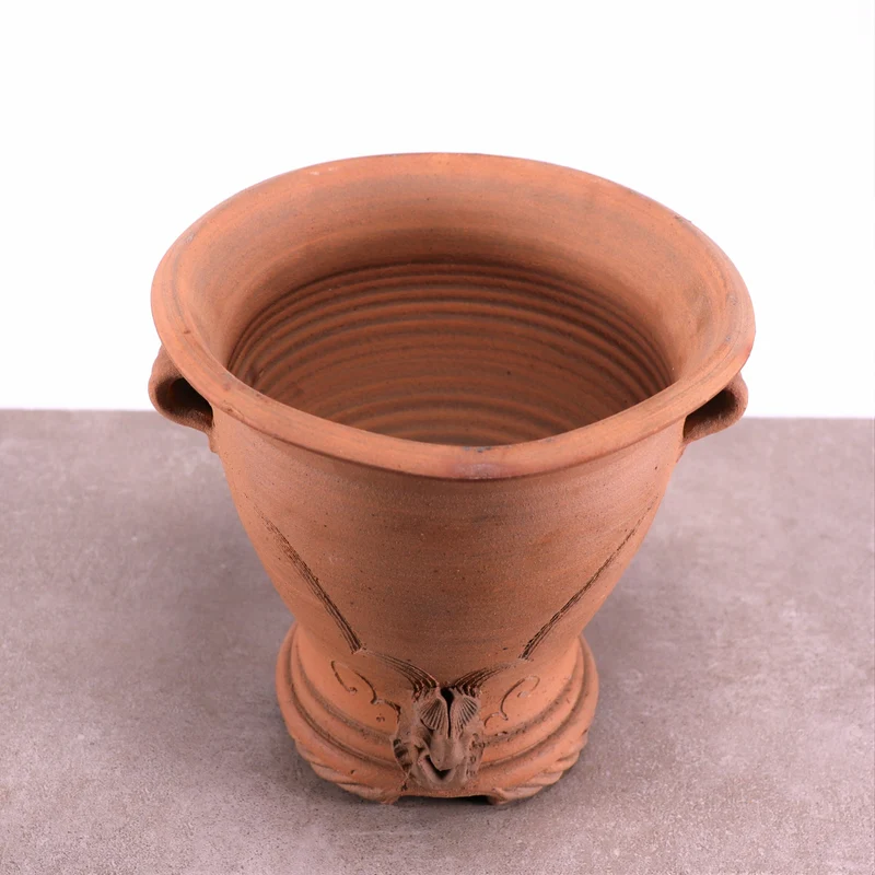 hoher terracotta Pflanzkübel