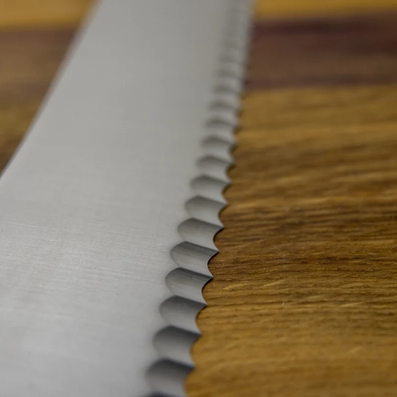 Güde Synchros Brotmesser, 32 cm Klinge + 34x21 cm Fassholzbrett