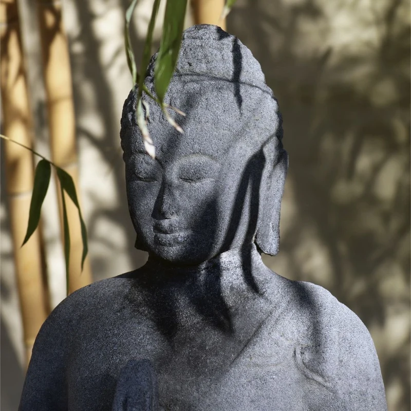 Sitzende Buddha Figur aus Lavastein 80cm- Eine Quelle der Inneren Ruhe- mit Patina