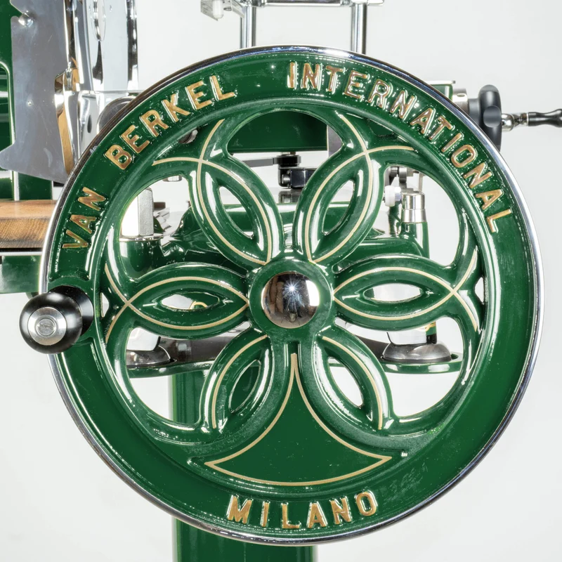 Berkel Volano B114 in Sonderlackierung British Racing Green + Fassholz Einlagebrett