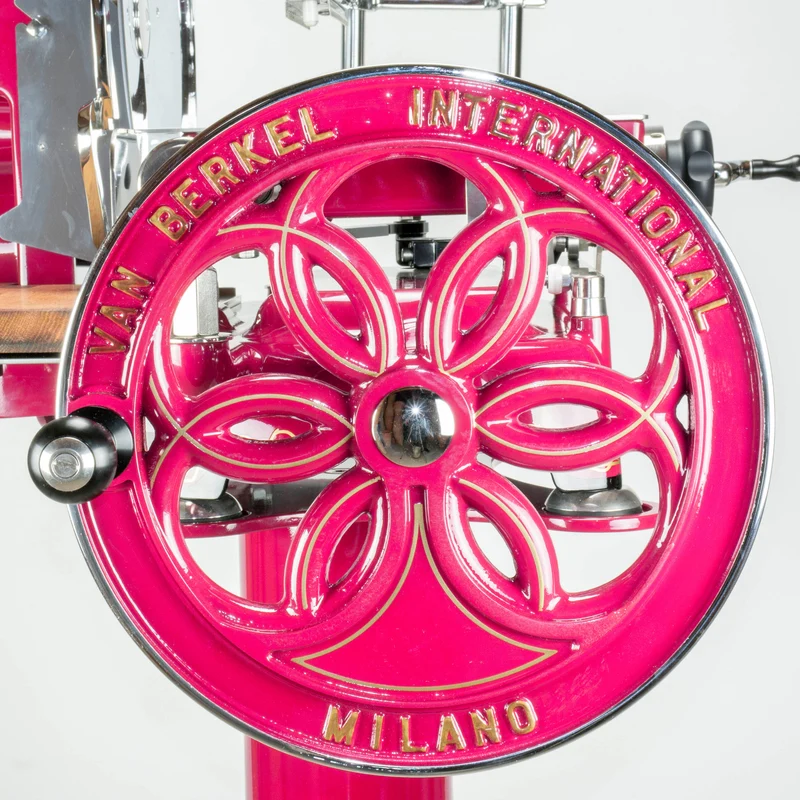 Berkel Volano B114 in Sonderlackierung Pantone Viva Magenta