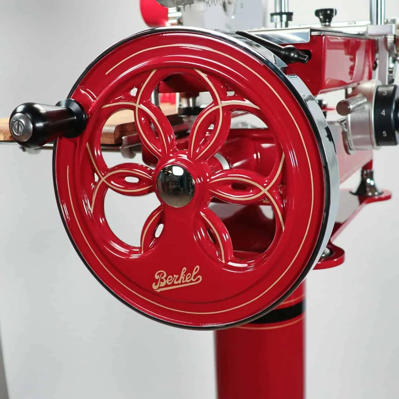 Berkel Volano B2 Schwungradmaschine in rot - Wunderschöne Aufschnittmaschine mit Standfuß + Fassholzbrett Unikat