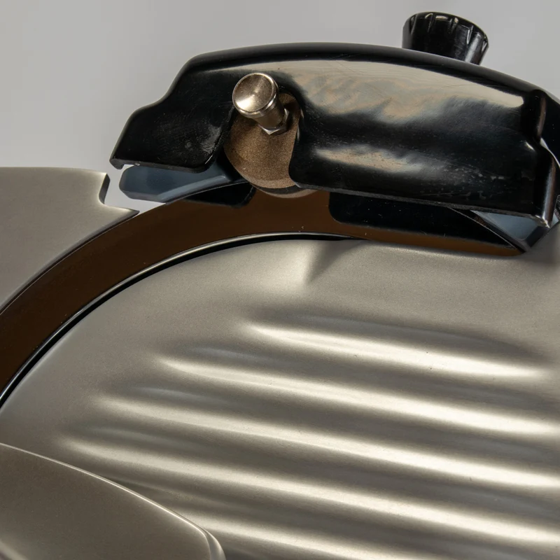 Berkel Aufschnittmaschine Pro Line XS 25 Rot, Der Profi Allesschneider für Ihre Küche + 100% handgefertigtes Fassholzbrett Unikat