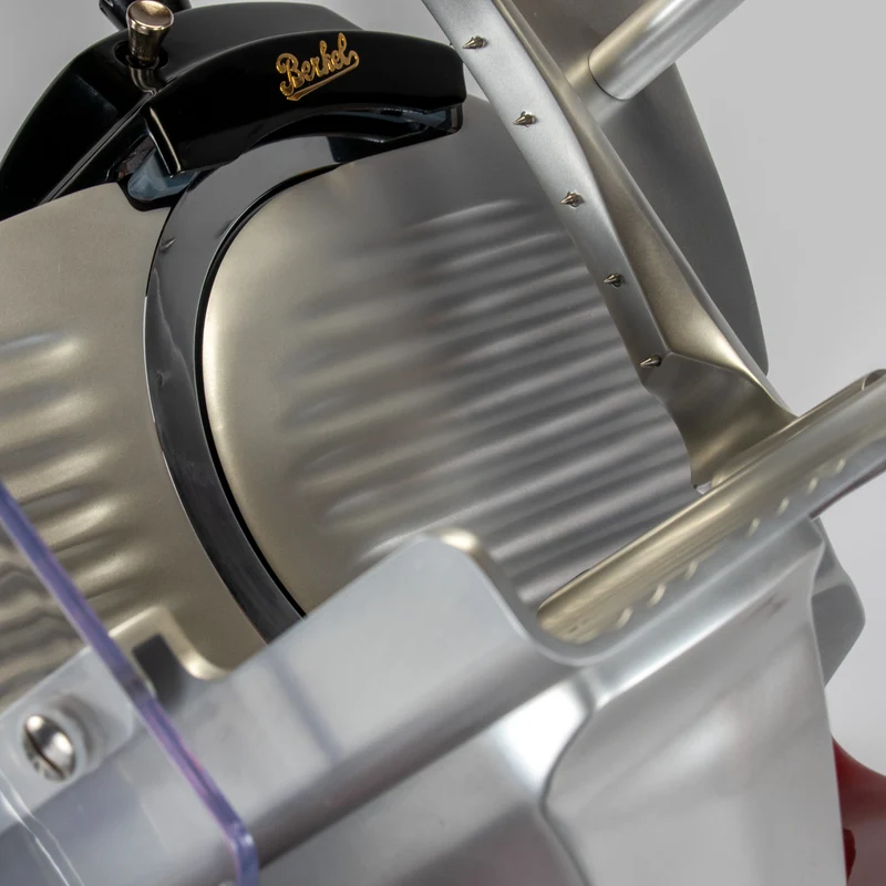 Berkel Aufschnittmaschine Pro Line XS 25 Rot, Der Profi Allesschneider für Ihre Küche + 100% handgefertigtes Fassholzbrett Unikat