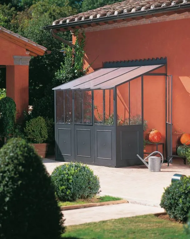 Orangerie als Anbaumodell von einer Hauswand