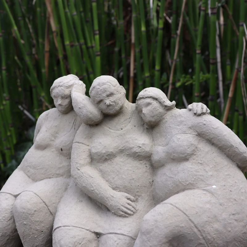 Charmante Steinfigur "Freundschaft" für Ihren Garten