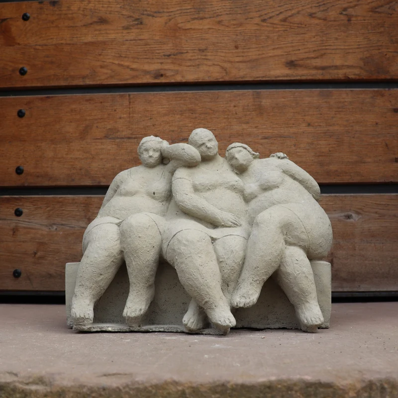 Charmante Steinfigur "Freundschaft" für Ihren Garten