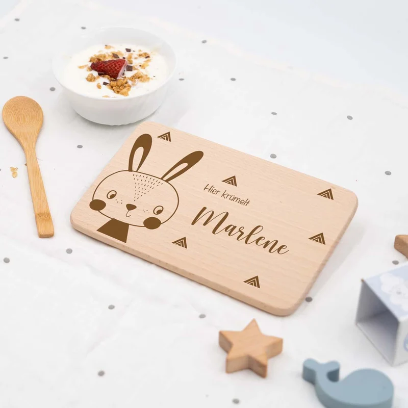 Frühstücksbrettchen Holz personalisiert Häschen Guckt