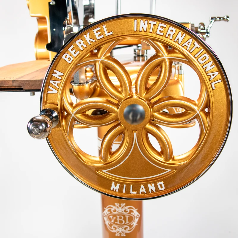 Berkel Volano B114 Schwungradmaschine Gold mit Fassholz- Einlegebrett