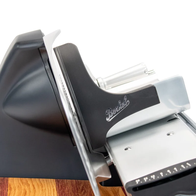 Berkel Home Line 200 Plus Schwarz Matt – Aufschnittmaschine mit handgefertigtem Unikat-Schneidebrett & Wellenschliff-Bausatz für Brot
