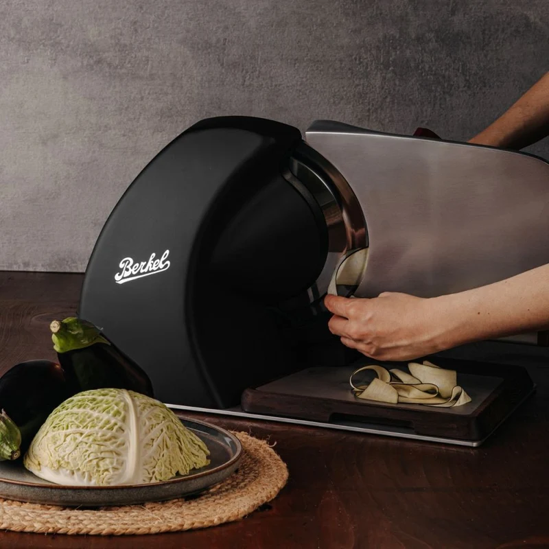 Berkel Home Line 250 Plus Schwarz Matt – Allesschneider + handgefertigtem Schneidebrett + Wellenschliff-Bausatz für Brot