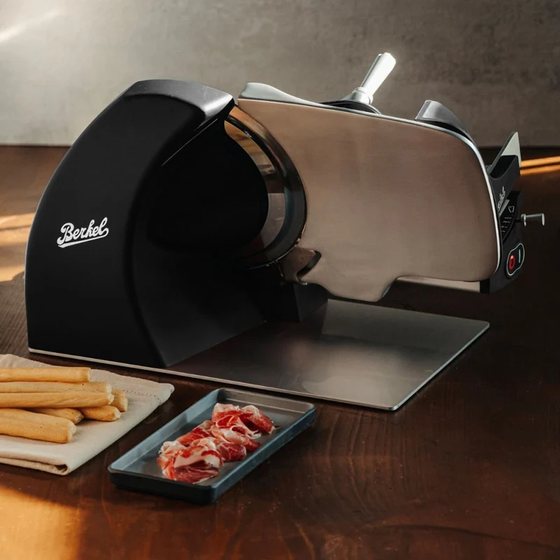 Berkel Home Line 250 Plus Schwarz Matt – Allesschneider + handgefertigtem Schneidebrett + Wellenschliff-Bausatz für Brot