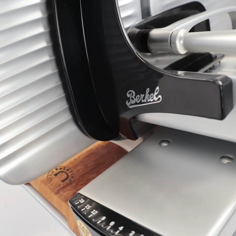Berkel Home Line 250 Plus schwarz– Aufschnittmaschine mit handgefertigtem Unikat-Schneidebrett & Wellenschliff-Bausatz für Brot