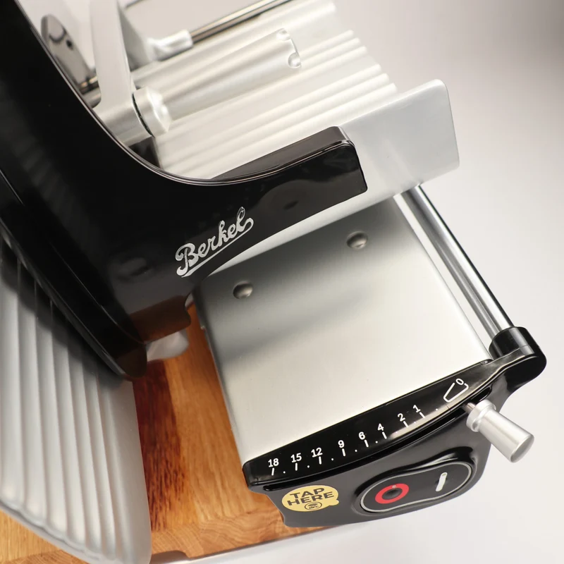 Berkel Home Line 250 Plus schwarz– Aufschnittmaschine mit handgefertigtem Unikat-Schneidebrett & Wellenschliff-Bausatz für Brot
