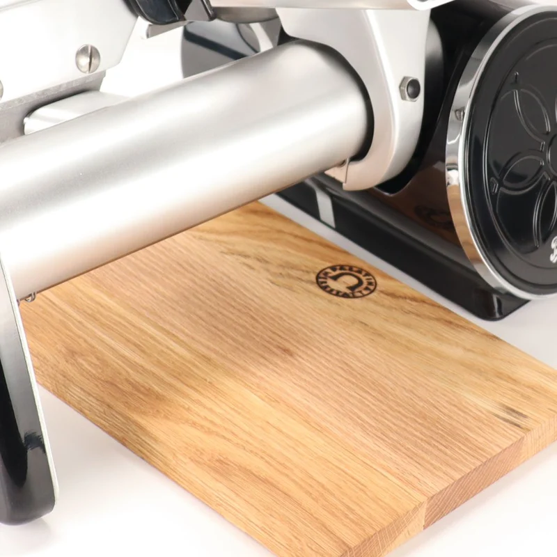 Berkel Icon Line 170 in schwarz mit handgefertigtem Einlegebrett aus Eiche 30x20 cm