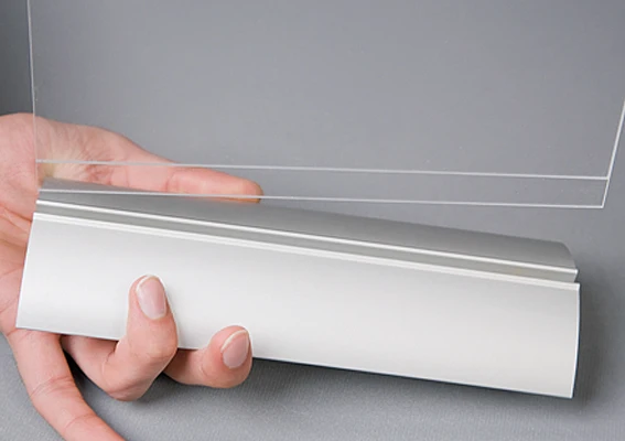 Swing Wing Fuß – Aluminium Tischaufsteller-Halter mit Federverschluss für Einlagen & Infokarten