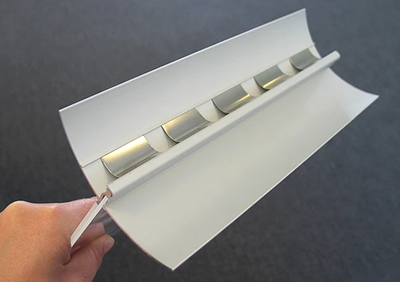 Swing Wing Fuß – Aluminium Tischaufsteller-Halter mit Federverschluss für Einlagen & Infokarten