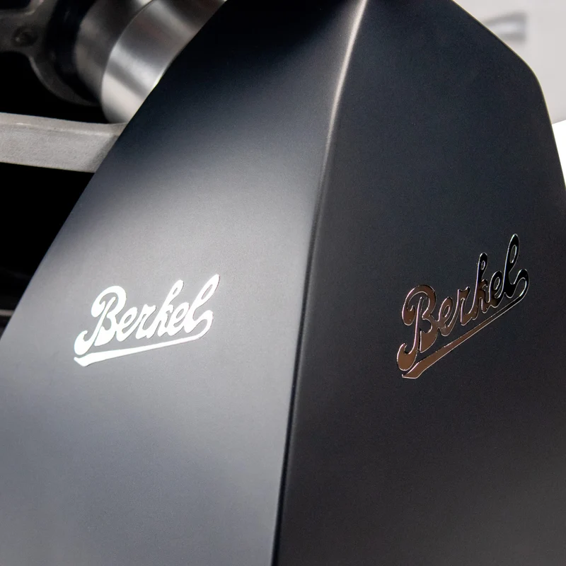 Berkel RedLine 250 MATT schwarz mit Eichenholzbrett