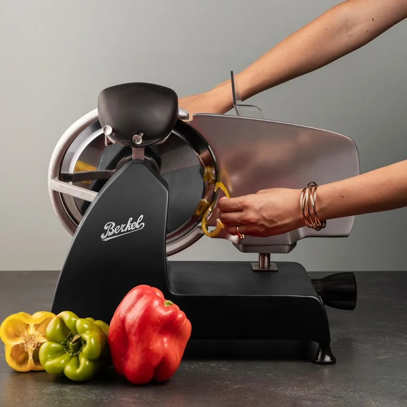 Berkel RedLine 250 MATT schwarz mit Eichenholzbrett