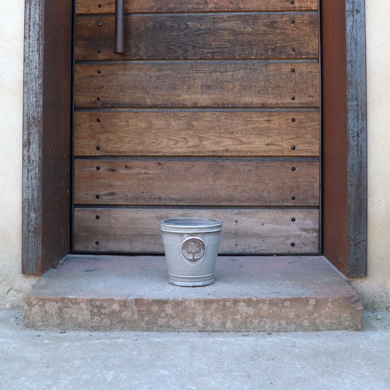 Kleiner, glasierter Pflanzkübel "Cappuccino" Höhe 15 bis 24 cm