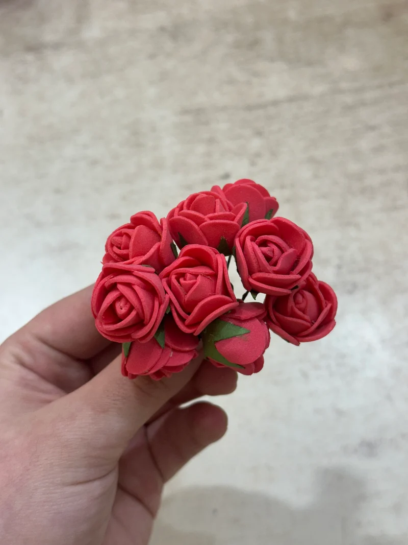 Kunstmatige rozenbloemkoppen – 12 stuks Rood kunstrozen van schuim voor doe-het-zelf bruidsboeketten, tafeldecoraties, bloemstukken, feesten, babyshowers en woondecoratie (met steel, rood ).