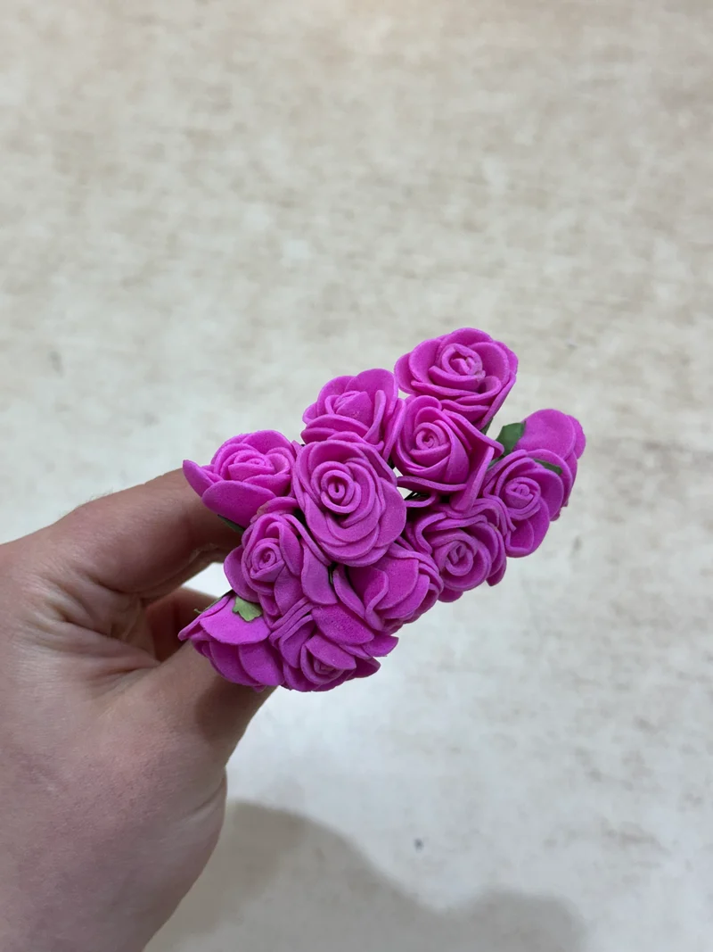 Kunstmatige rozenbloemkoppen – 12 stuks Donker Roze kunstrozen van schuim voor doe-het-zelf bruidsboeketten, tafeldecoraties, bloemstukken, feesten, babyshowers en woondecoratie (met steel, Donker Roze).