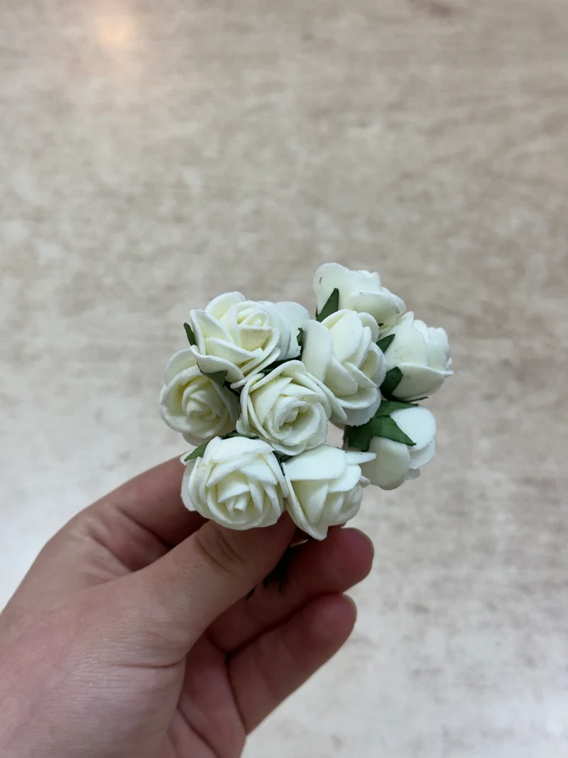 Kunstmatige rozenbloemkoppen – 12 stuks cream - white kunstrozen van schuim voor doe-het-zelf bruidsboeketten, tafeldecoraties, bloemstukken, feesten, babyshowers en woondecoratie (met steel, cream - white).