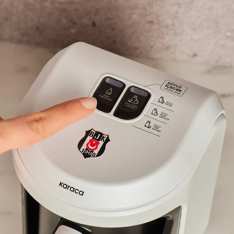 Karaca x Besiktas gelicentieerde Hatır Hüps Turkse koffiemachine met melkfunctie