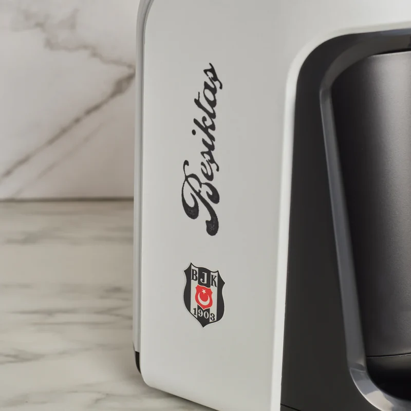 Karaca x Besiktas gelicentieerde Hatır Hüps Turkse koffiemachine met melkfunctie