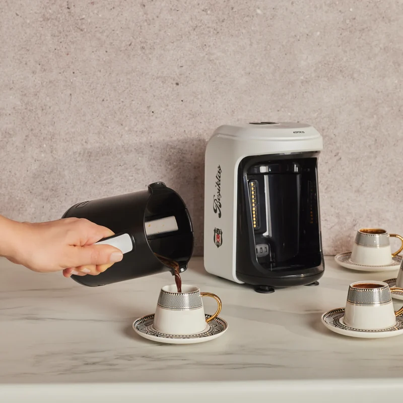 Karaca x Besiktas gelicentieerde Hatır Hüps Turkse koffiemachine met melkfunctie