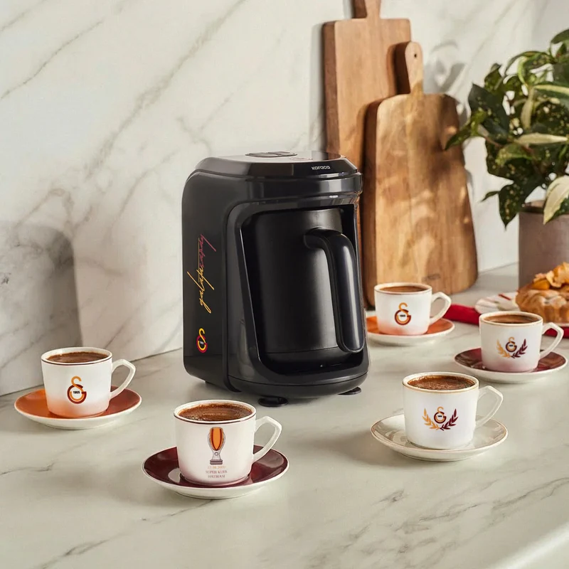Karaca x Galatasaray gelicentieerde Hatır Hüps Turkse koffiemachine met melkfunctie