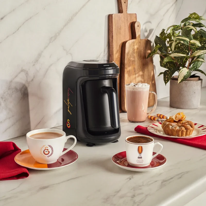 Karaca x Galatasaray gelicentieerde Hatır Hüps Turkse koffiemachine met melkfunctie