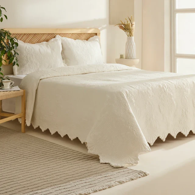 Camille Sprei Set Ecru 230x240 cm + 2 (50x70 cm)