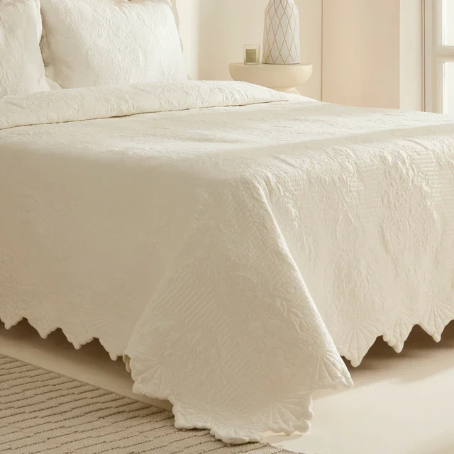 Camille Sprei Set Ecru 230x240 cm + 2 (50x70 cm)
