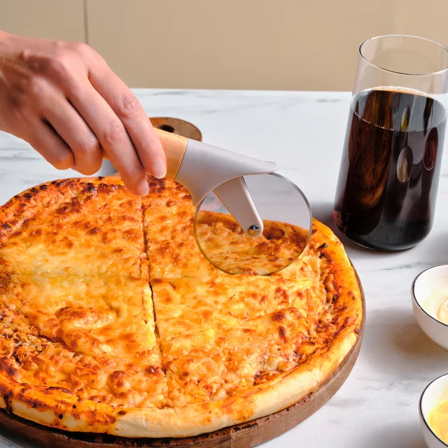 Karaca x Refika Gadgets pizzasnijder met houten handvat