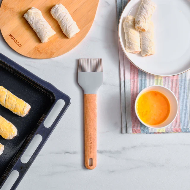 Karaca x Refika Gadgets siliconen bakkwast met houten handvat