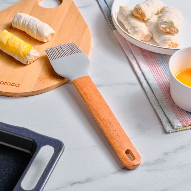 Karaca x Refika Gadgets siliconen bakkwast met houten handvat