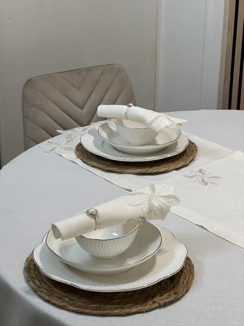 Artemis Tafelkleed Set Met Server Cream 18 Delig