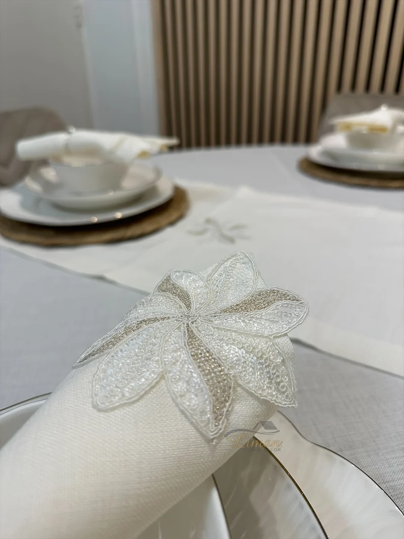 Artemis Tafelkleed Set Met Server Cream 18 Delig