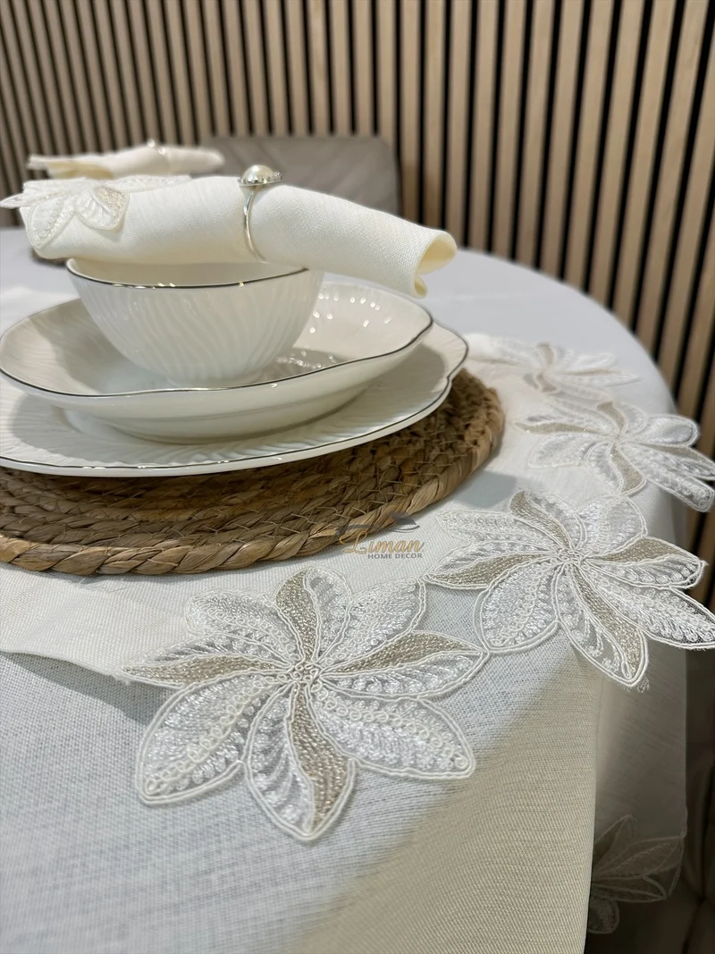 Artemis Tafelkleed Set Met Server Cream 18 Delig