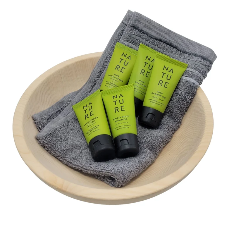 Geschenk-Set 'Kleine Pflegeschmeichler' | Pflegeserie Lemon Blam | 5 Produkte je 30 ml | Zirbenschale 25,4 cm | Gästetuch | Made in Austria and Europe