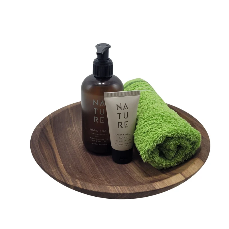 Home-Spa-Geschenk-Set 'Organic Herbs' | Handseife | Hand & Body Lotion | Schale Nussholz | Gästehandtuch | Made in Austria and Europe