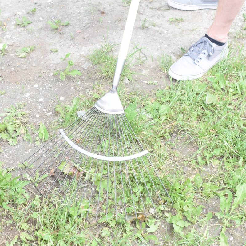 Rasen- und Laubrechen 'Krafts' | handgeschmiedetes Stahl | 20 Zinken | Eschenholzstiel ergonomisch 150 cm | plastikfrei | Handarbeit aus Deutschland