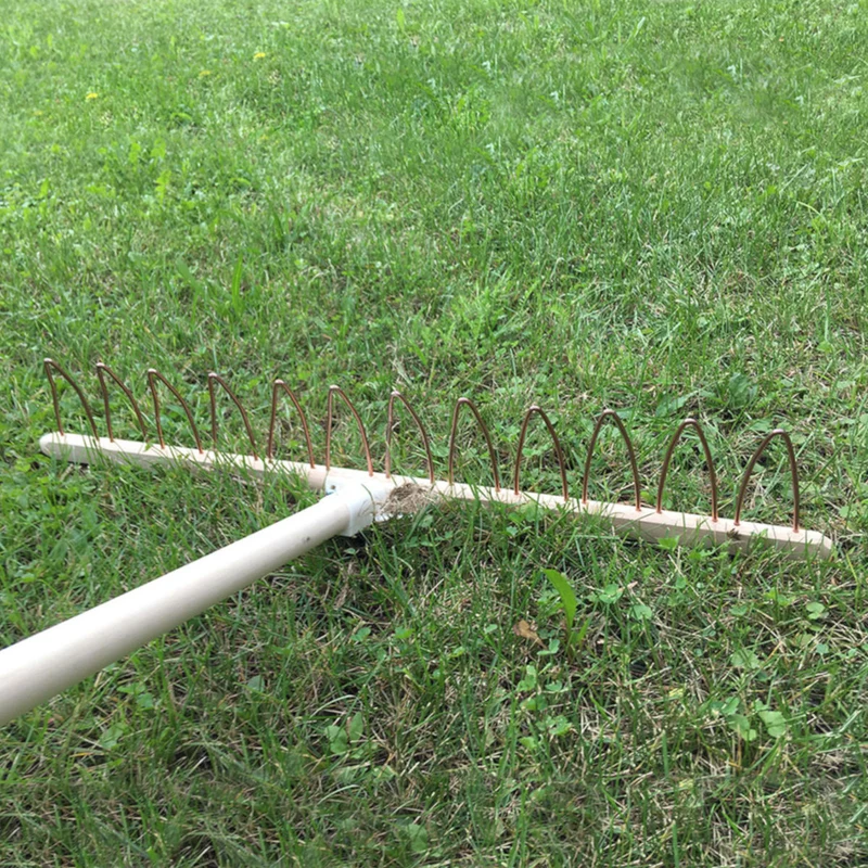 Stabiler und gleitfähiger Drahtbügelrechen 73 cm | mit 12 Zinken | Kupferdrahtbügel & Buchenjoch & Lindenholz Stiel | für Gras und Laub | Handgemacht in Österreich