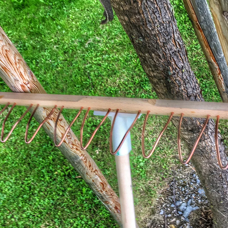 Stabiler und gleitfähiger Drahtbügelrechen 73 cm | mit 12 Zinken | Kupferdrahtbügel & Buchenjoch & Lindenholz Stiel | für Gras und Laub | Handgemacht in Österreich