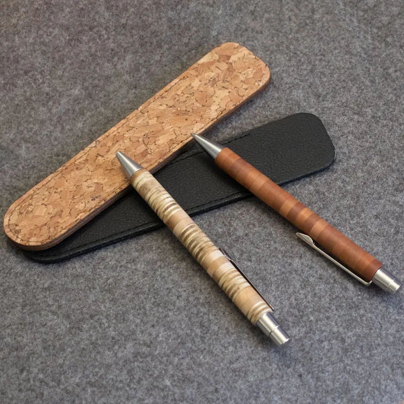 Unverwechselbarer Kugelschreiber 'Patchwork' aus verschiedensten Holzstücken im Streifenlook mit hochwertige Hülle