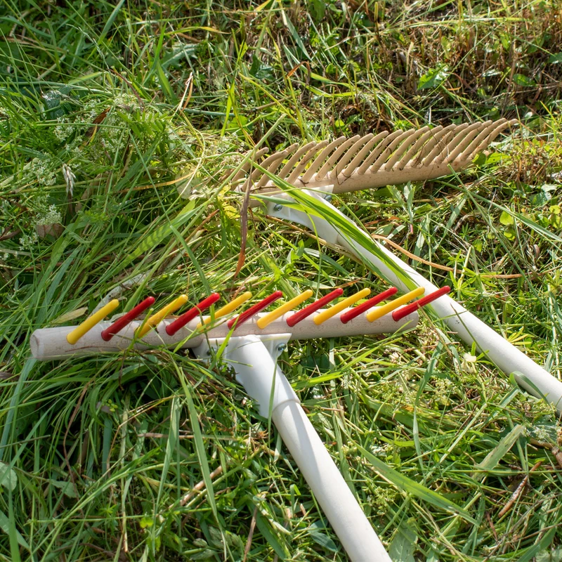 Hochwertiger Rasenrechen | 28 Kunststoffzinken | 67 cm Buchen-Rechenhaupt | 180 cm Lindenholzstiel | Made in Austria