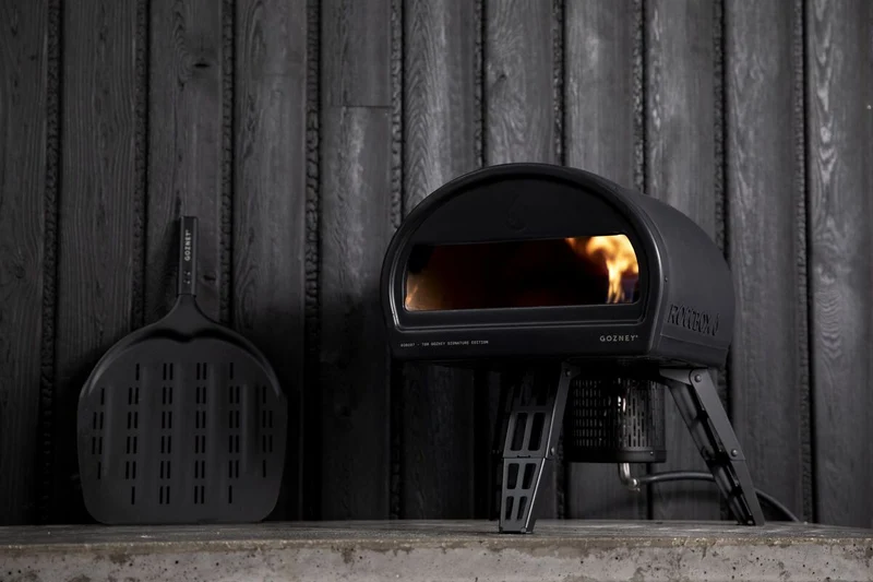 Gozney Roccbox Pizzaofen mit Abdeckhaube und Roccbox Pizzawender