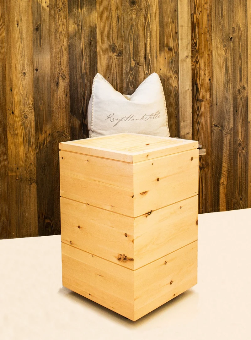 Nachhaltige Klimabox 'Fresh & Free' | aus Zirbenholz | B 40 x T 40 x H 66 cm | Made in Austria