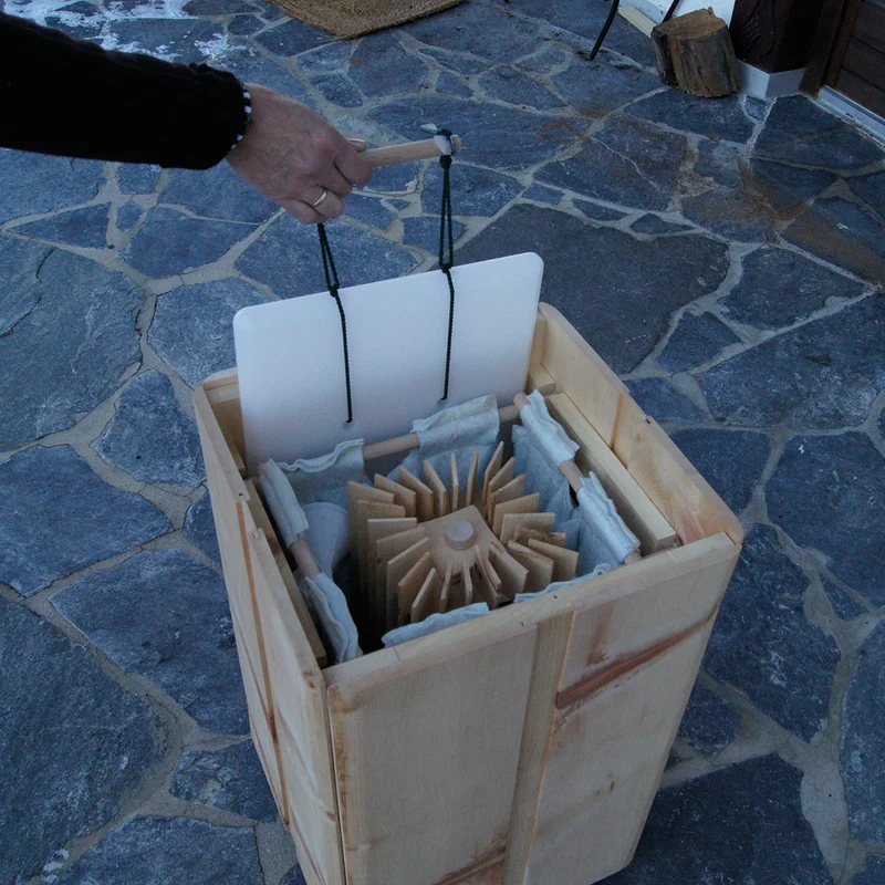 Nachhaltige Klimabox 'Fresh & Free' | aus Zirbenholz | B 40 x T 40 x H 66 cm | Made in Austria